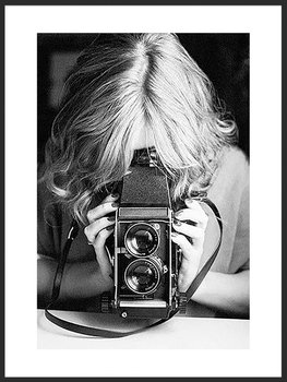 Nowoczesny plakat FABRYKA PLAKATU Kobieta i Aparat Retro A4, 21x30 cm - Fabryka plakatu