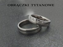 Obrączki tytanowe z 4 cyrkoniami,półokrągłe BT26 GANJA