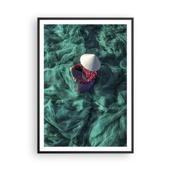 Obraz - Plakat - W morzu sieci - 70x100cm - Sieć Rybacka Kobieta Wietnam - Foto Plakaty w ramie koloru czarnego do Salonu Sypialni ARTTOR - ARTTOR
