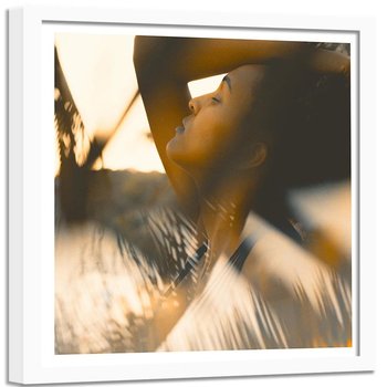 Obraz w ramie białej FEEBY, Kobieta na Plaży 50x50 - Feeby
