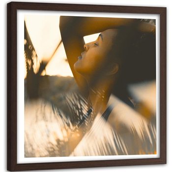 Obraz w ramie brązowej FEEBY, Kobieta na Plaży 80x80 - Feeby