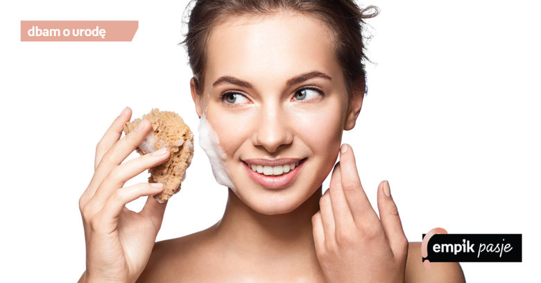 Oczyszczanie twarzy krok po kroku – kolejność produktów i polecane kosmetyki do oczyszczenia porów