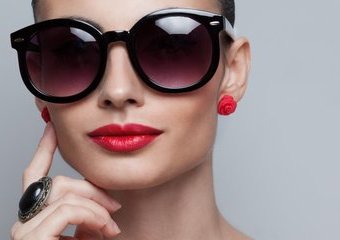 Okulary muchy – model okularów przeciwsłonecznych dla fanek oversize