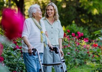Opieka nad starszymi rodzicem – największe wyzwanie życia po 40 
