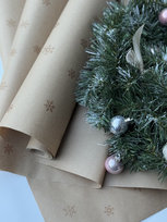 Papier kraftowy Śnieżynki 60cm x 10m Do pakowania prezentów, kawowy