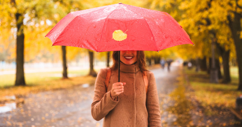 Parasolka damska bez tajemnic – rodzaje parasoli damskich, które warto znać