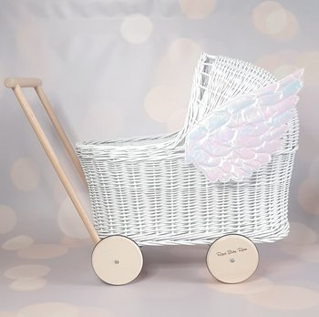 Perłowe Skrzydła Wiklinowy Biały Wózek Dla Lalek, Pchacz + Pościel  / Royal Baby Room - Royal Baby Room