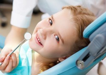 Pierwsza wizyta u stomatologa – kiedy iść z dzieckiem do dentysty?