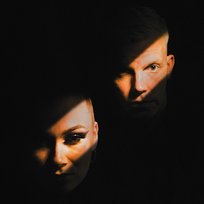 Pimee Bess, Elastinen