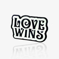 Pins napis "Love Wins" Inna marka