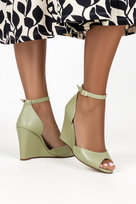 Pistacjowe sandały skórzane damskie na koturnie z zakrytą piętą pasek wokół kostki PRODUKT POLSKI Casu 2603-207-40