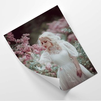 Plakat FEEBY Piękna blondynka w kwitnącym fioletowym ogrodzie, vintage - Maryna Khomenko 30x40 - Feeby