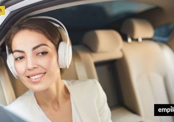 Podcasty i audiobooki do samochodu – czego warto słuchać w trasie? 
