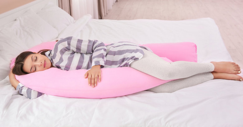 Poduszka do spania na boku – czy warto z niej korzystać?