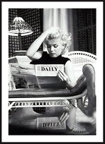 Poster Story, Nowoczesny Plakat, Dekoracja Ścienna, Nowoczesny Obraz, Plakat Skandynawski - Marilyn Monroe z Gazetą, wymiary 21 x 30 cm