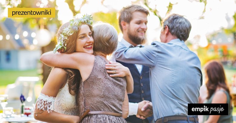 Prezent dla rodziców młodej pary – pomysły na podziękowanie dla rodziców w dniu ślubu 