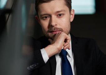 Remigiusz Mróz - prawnik, który został pisarzem