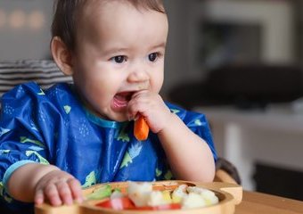 Rozszerzanie diety niemowlaka krok po kroku. Jak się za to zabrać? 