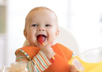 Rozszerzanie diety niemowlęcia – kiedy można podawać dziecku pierwsze pokarmy stałe? 