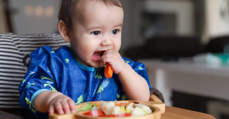 Rozszerzanie diety niemowlaka krok po kroku. Jak się za to zabrać? 