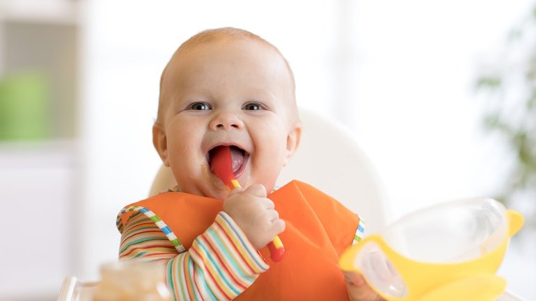 Rozszerzanie diety niemowlęcia – kiedy można podawać dziecku pierwsze pokarmy stałe? 