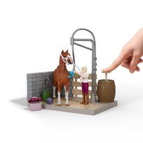 schleich HORSE CLUB | Myjnia dla koni Sofii 42792 | Zestaw z prawdziwą wodą, pompką, koniem, ruchomą figurką & akcesoriami | Zabawka konna & prezent dla dzieci od 5 lat | 26 elementów