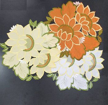 Serwetka z haftem, 30cm, biała w kwiaty, OH-192-A - Dekorart