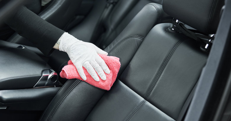 Skórzana tapicerka w samochodzie - jak skutecznie o nią dbać?