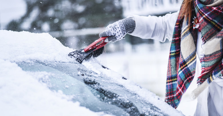 Skrobaczka do szyb – przydatny gadżet samochodowy na zimę!