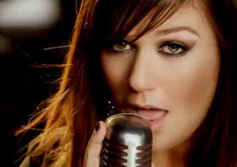 Kelly Clarkson pokazuje moc