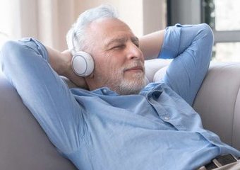 Słuchawki bezprzewodowe do TV dla seniora – co wybrać? Ranking