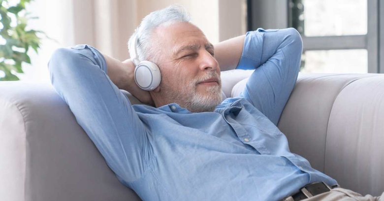 Słuchawki bezprzewodowe do TV dla seniora – co wybrać? Ranking