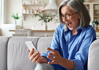 Smartfon w prezencie dla seniora  - praktyczne porady dla kupujących 