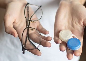 Soczewki kontaktowe czy okulary - co jest zdrowsze dla oczu?