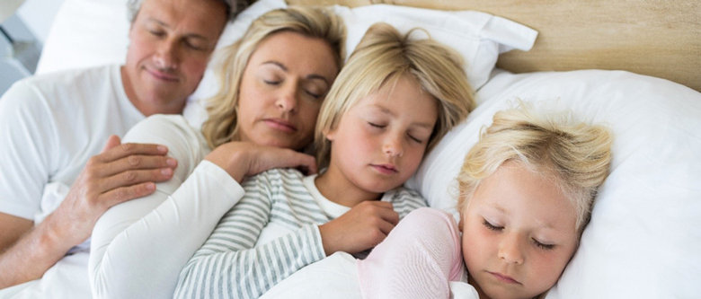 Spanie z dzieckiem – razem czy osobno?