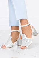 Srebrne sandały błyszczące na słupku z paskiem wokół kostki POLSKA SKÓRA Casu 451-36