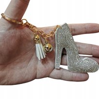 Stylowy brelok szpilka w srebrnym kolorze - modny i kobiecy gadżet