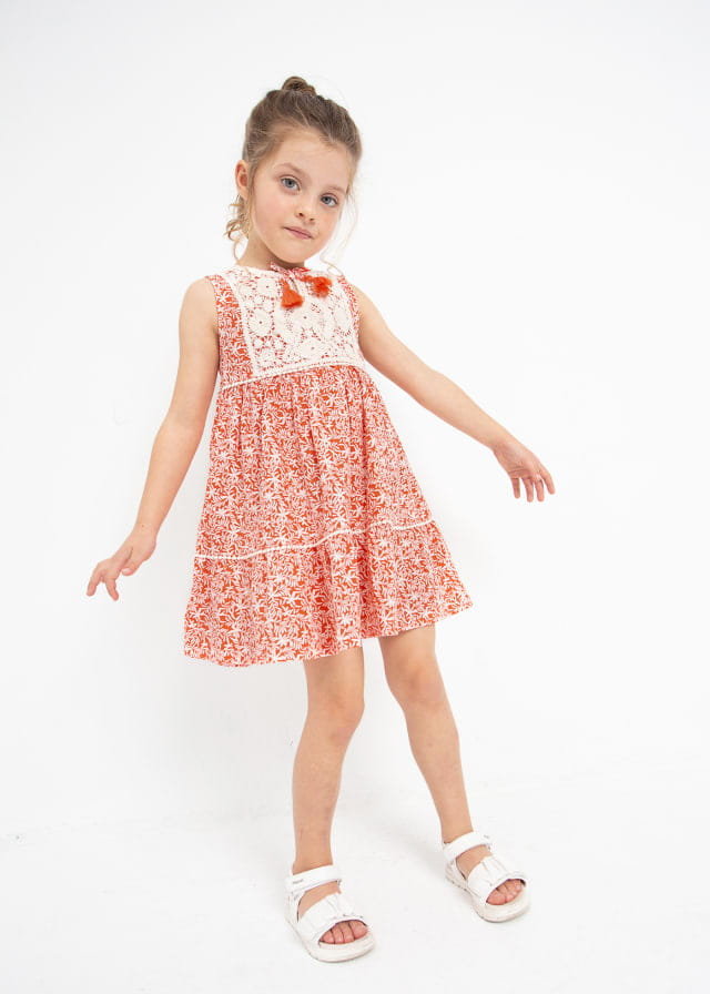 Sukienka Mayoral 3930-93 z ażurem i nadrukiem dla dziewczynki - wzrost 116  cm (6 lat) - Mayoral | Sklep 