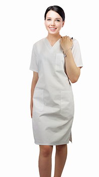 Sukienka medyczna kosmetyczna kolor biały taliowana krótki rękaw 50 - M&C