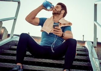 Suplementy dla sportowców – jak mądrze uzupełniać dietę przy wysiłku fizycznym?