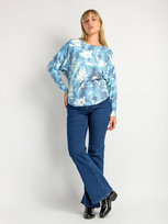 Sweter z kwiatowym wzorem S/M niebieski SZACHOWNICA
