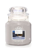 Świeca zapachowa Yankee Candle CANDLELIT CABIN, mały słoik, 104g