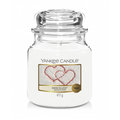 Świeca zapachowa YANKEE CANDLE Snow in Love, średni słoik, 411 g - Yankee Candle