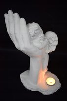 Świecznik anioł na ręce