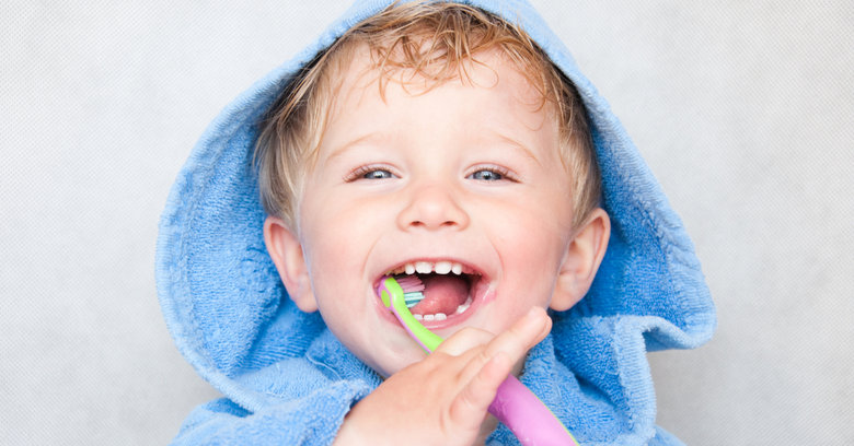Szczoteczki do zębów dla dzieci: elektryczna, soniczna czy manualna? Co wybrać?