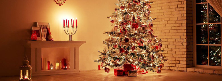 Sztuczne choinki i ozdoby świąteczne – jak pięknie udekorować dom na święta?