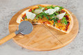 Talerz na pizzę z nożykiem KASPER, brązowy - Kesper