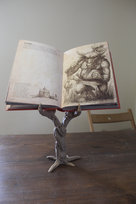 The Forbidden Book Holder – stojak na „zakazaną” książkę