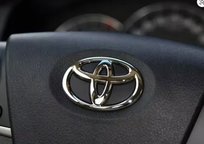 TOYOTA EMBLEMAT ZNACZEK LOGO W KIEROWNICE 66mmX47mm PRZYKLEJANY Inna marka