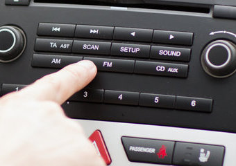 Transmiter FM do samochodu – co to jest i jak go wykorzystać?